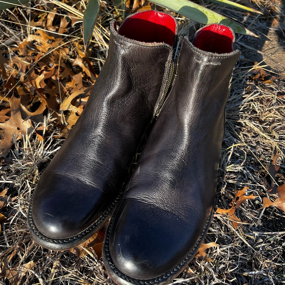 BED STU Yurisa 8.5 Black Rustic
EXCELLENT CONDITION